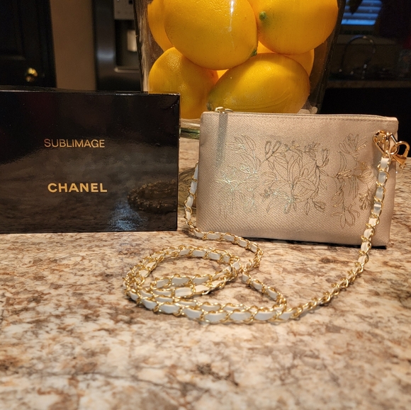 CHANEL Handbags - Chanel crossbody/beauty bag